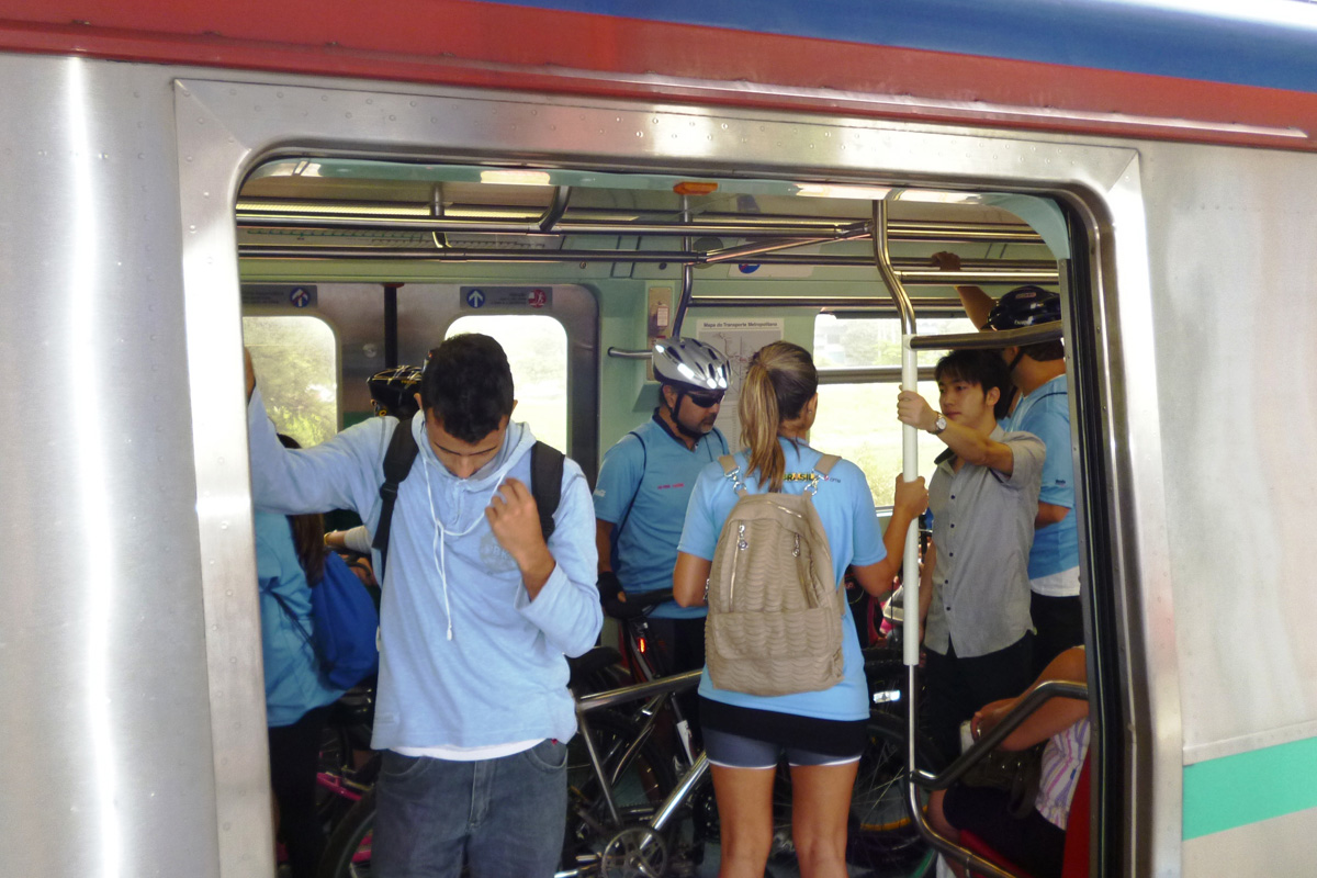 Bicicletas dentro de trem da CPTM
