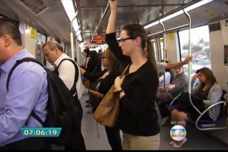 Passageiros na primeira viagem comercial do monotrilho da Linha 15-Prata (Reprodução TV Globo)
