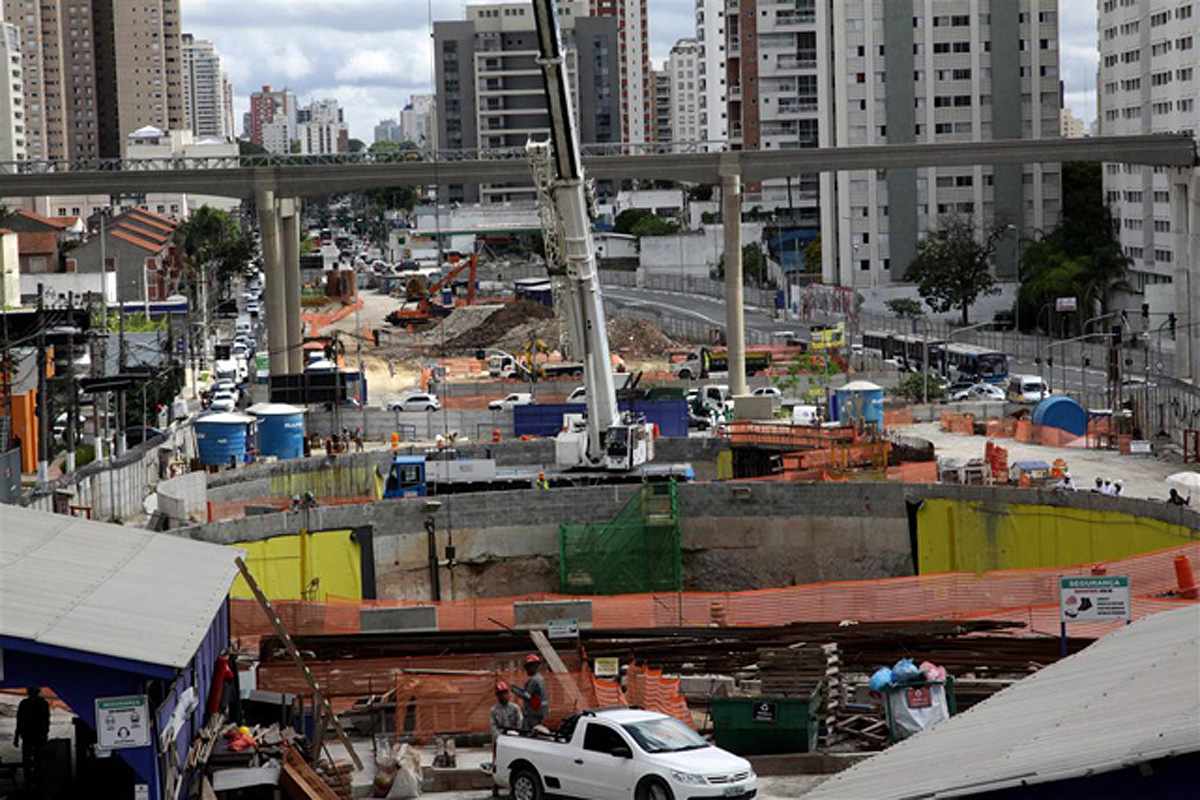 Linha 5 em primeiro plano e monotrilho ao fundo: concessão para iniciativa privada