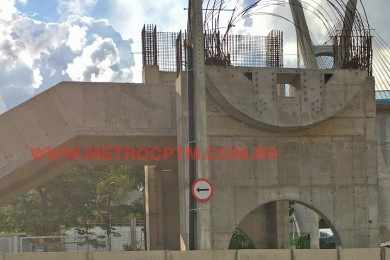 Acesso inacabado da futura estação Chucri Zaidan: obra parada desde novembro do ano passado