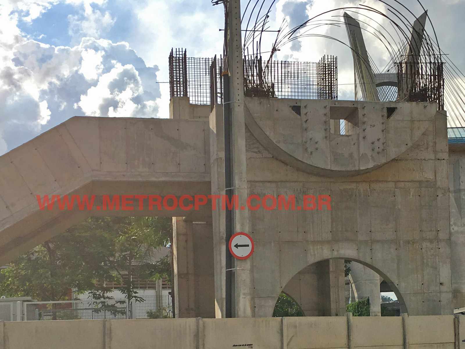 Acesso inacabado da futura estação Chucri Zaidan: obra parada desde novembro do ano passado