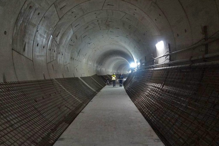 Túneis singelos já estão sendo preparados para receber os trilhos