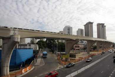 Vigas do monotrilho da Linha 17: luz no final do túnel?