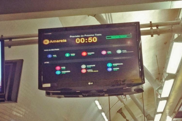 O monitor com a informação do tempo de espera (foto: Instagram)