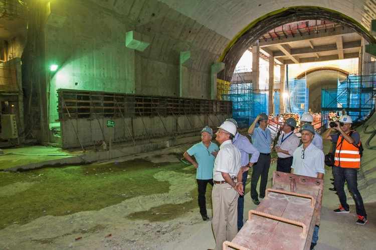 O governador Alckmin observa a futura área da plataforma de Chácara Klabin que fica abaixo da estação do mesmo nome da Linha 2