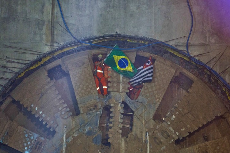 Funcionários do tatuzão com as bandeiras do Brasil e do Estado de São Paulo: próximo evento do gênero deve ocorrer já na Linha 6-Laranja