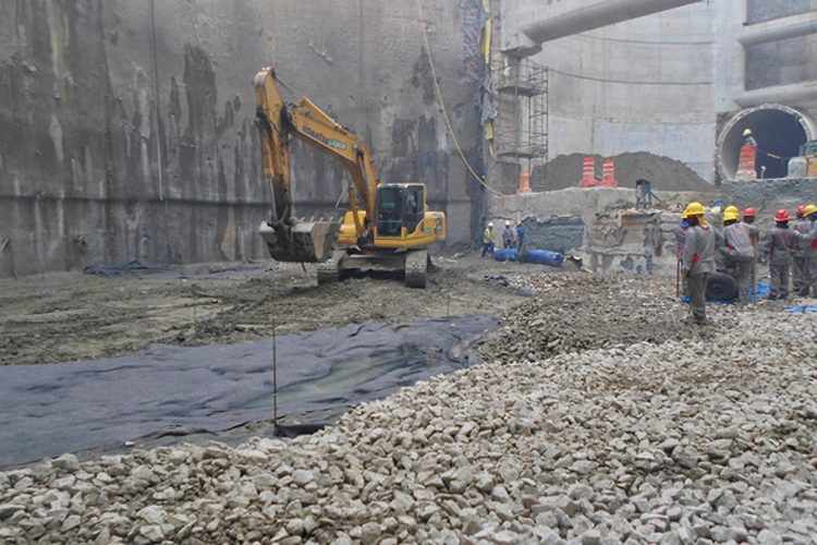 Solo é preparado para concretagem na estação Campo Belo