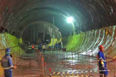 Na parede ao fundo está a estação Adolfo Pinheiro