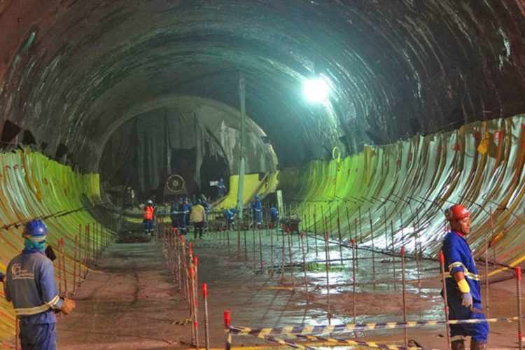 Na parede ao fundo está a estação Adolfo Pinheiro