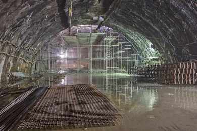 Mezanino da plataforma da estação Santa Cruz da Linha 5