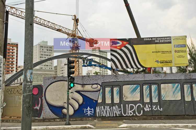 Estrutura em arco começa a ser instalada na estação Brooklin da Linha 5