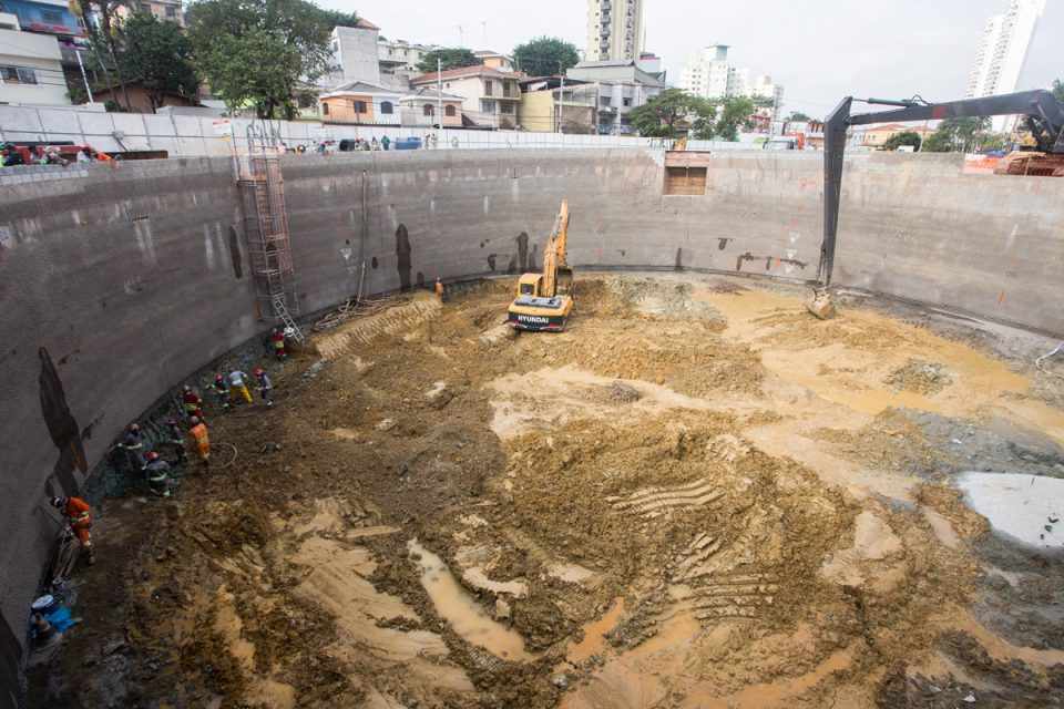 Poço do acesso principal da estação já tem sete metros de profundidade