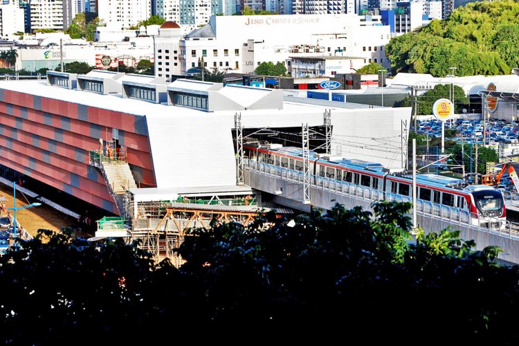 O primeiro trem anda pela nova Linha 2 do Metrô de Salvador: construção em ritmo incomum no Brasil