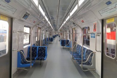 O salão do trem da Série 8500: contínuo e com mais espaço para os passageiros em pé