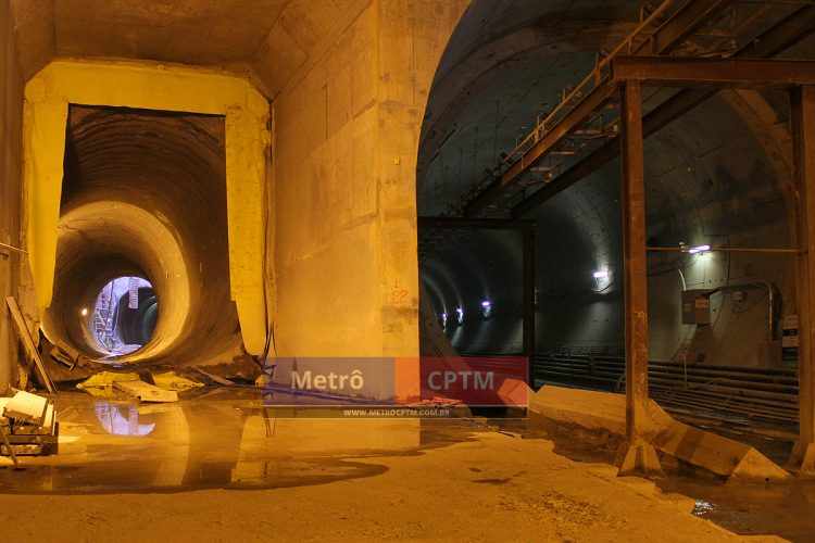 À esquerda, o túnel de estacionamento da linha e à direita o túnel duplo por onde os trens circularão