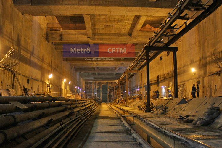 Estação AACD-Servidor: logo no início e acima do túnel está a avenida Rubem Berta