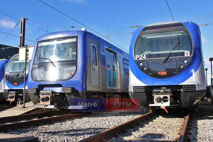 À esquerda, o trem da Frota F, entregue em 2002, e ao seu lado o novo trem da Frota P: mesma bitola