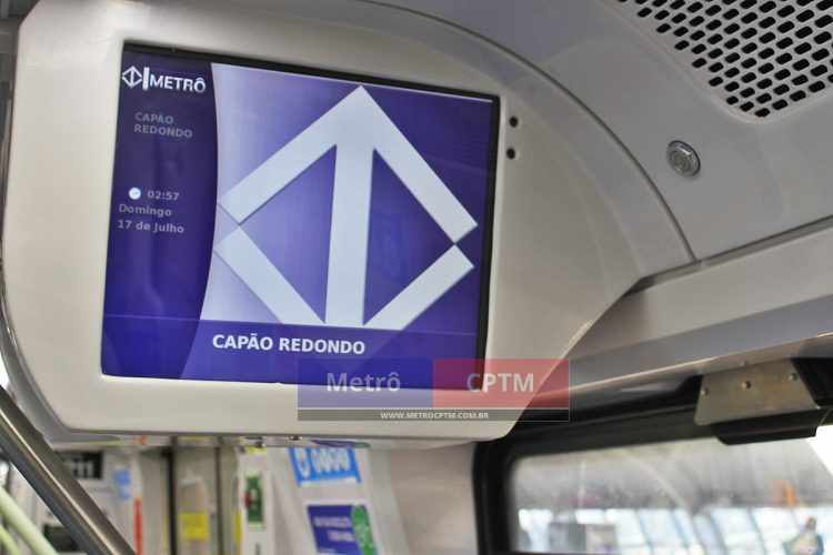 Painel informativo de trem da Frota P do Metrô