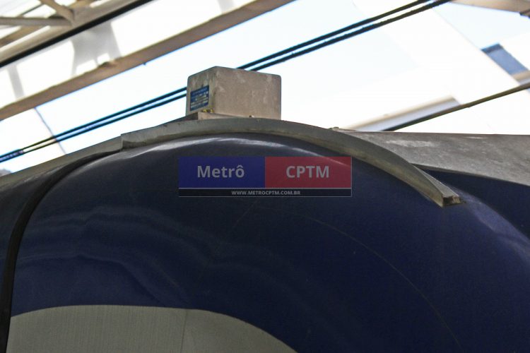 Antena do CBTC instalada no primeiro vagão do trem: sistema é mais avançado e preciso que o antigo ATC