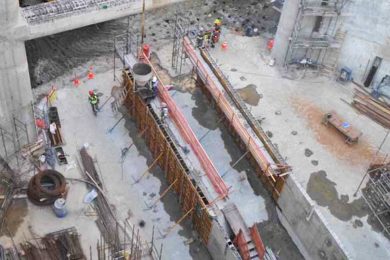 Construção da plataforma de embarque da estação Campo Belo