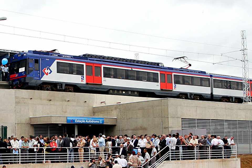 A Série 2100 da CPTM na inauguração da estação Autódromo: trens inadequados para serviço metropolitano