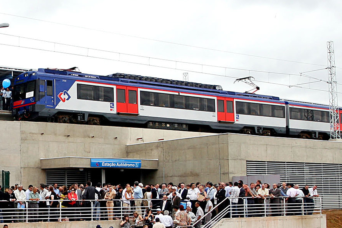A Série 2100 da CPTM na inauguração da estação Autódromo: trens inadequados para serviço metropolitano