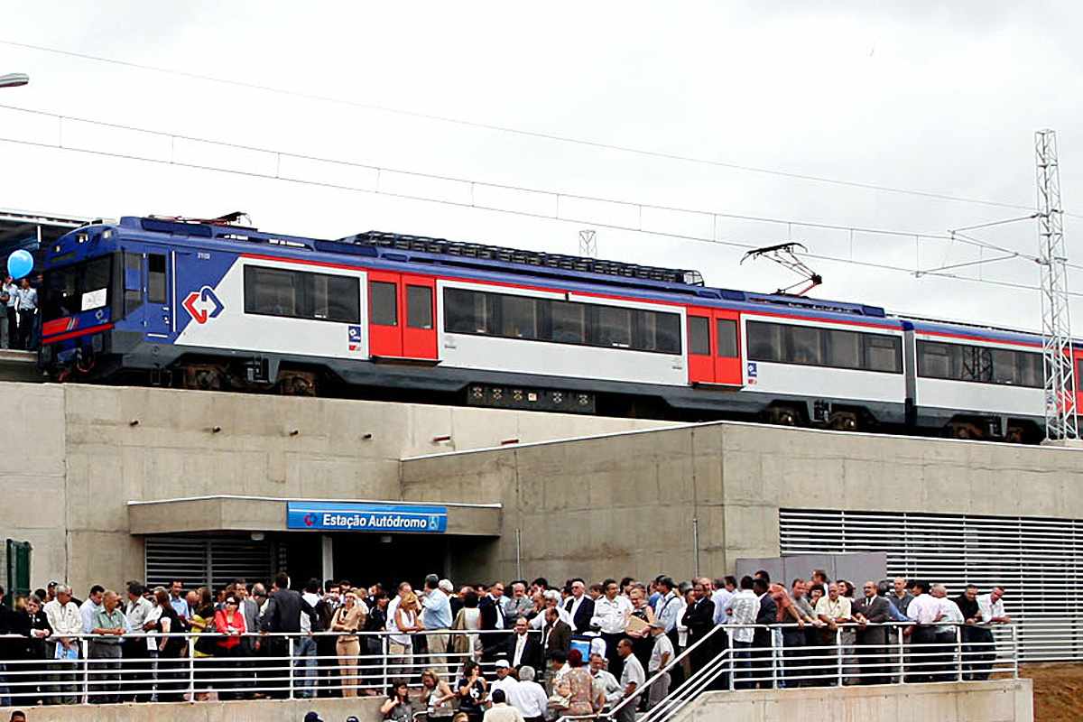 A Série 2100 da CPTM na inauguração da estação Autódromo: trens inadequados para serviço metropolitano