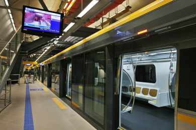 Painel que informa vagão mais vazio na Linha 4 ganha versão em inglês