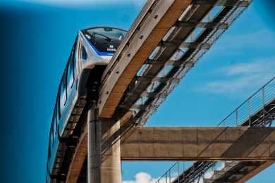 Monotrilho da Linha 15-Prata sai da estação com as portas abertas