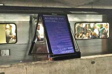 Placa de publicidade da JCDecaux atingiu trem do Metrô e causou paralisação da Linha 1