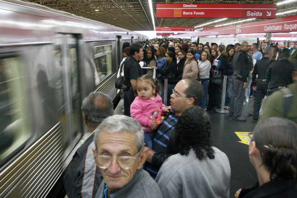 Passageiros esperando por trem da Linha 3-Vermelha (foto)