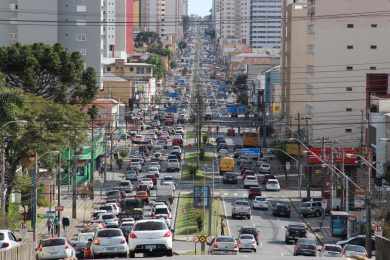 “Berço” do BRT, Curitiba sofre com o trânsito e tem queda no uso de ônibus