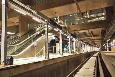 Com Linha 5-Lilás vazia, Metrô acelera montagem de portas de plataformas