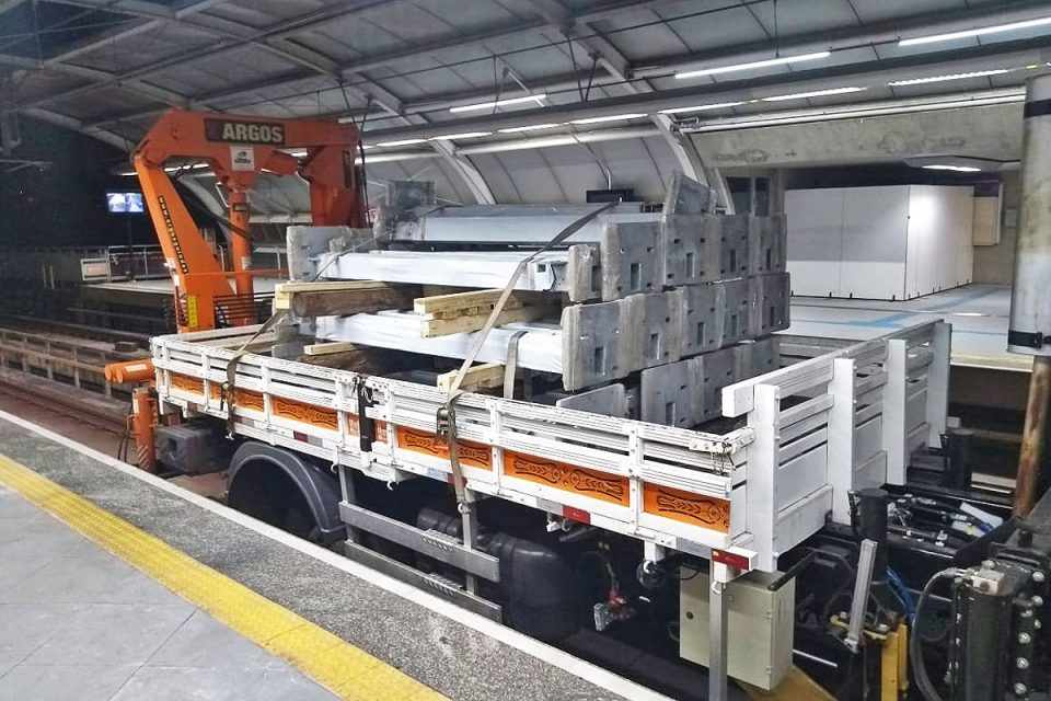Colunas metálicas das portas de plataforma chegam à estação Campo Limpo