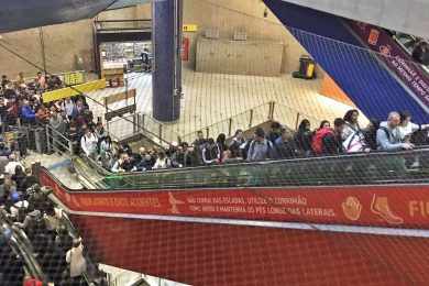 Fim do sufoco: Metrô começa instalação de 8 novas escadas rolantes na estação Pinheiros