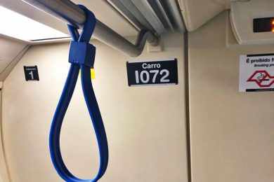Metrô de São Paulo adota as alças pega-mão em seus trens