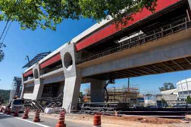 Estação Jardim Colonial da Linha 15 recebe mais estruturas metálicas