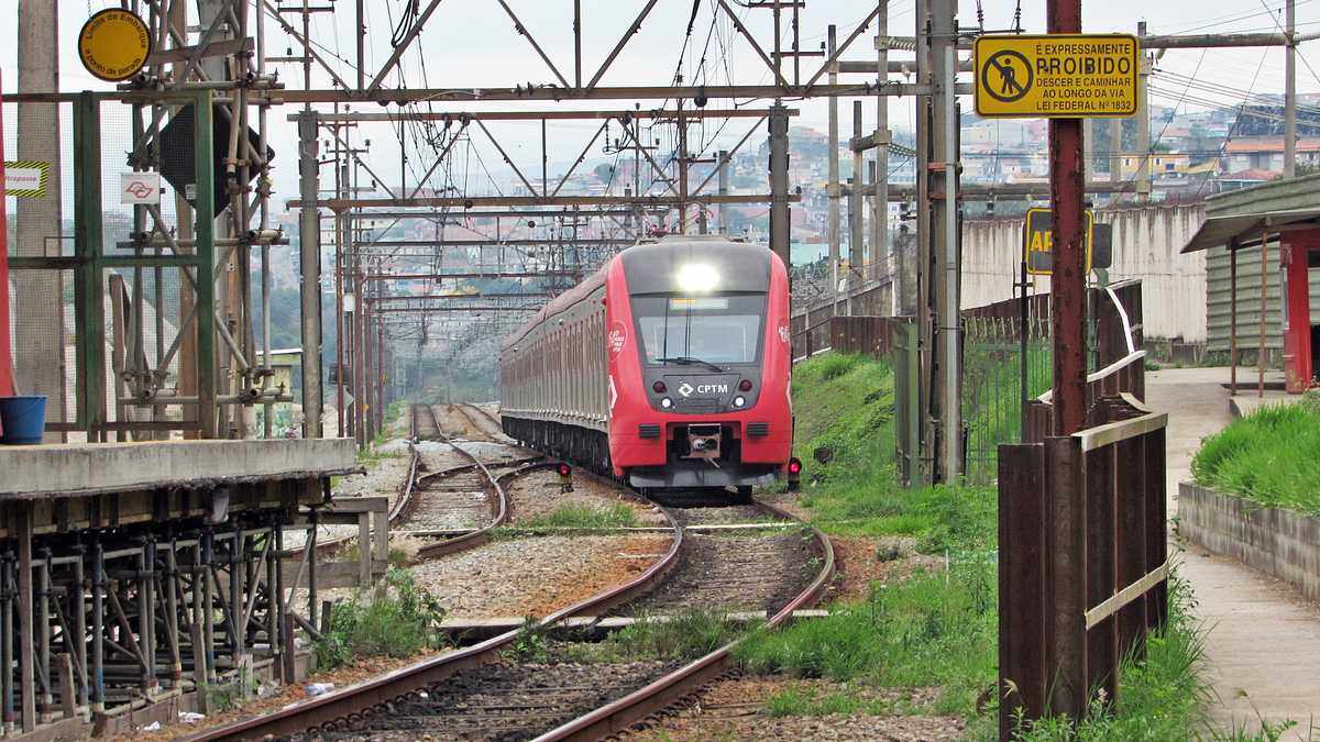 Passagem de pedestres sobre os trilhos em estação de RIo Grande da Serra (Jean Carlos / SP Sobre Trilhos