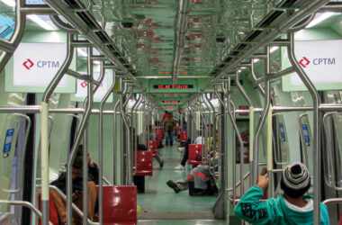 Salão de passageiros do trem da Série 9000