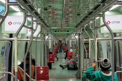 Salão de passageiros do trem da Série 9000
