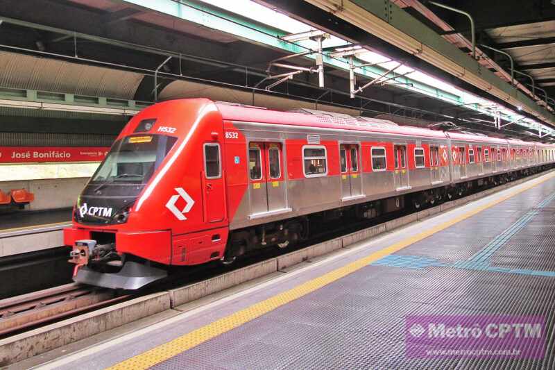 Trem na Linha 11-Coral