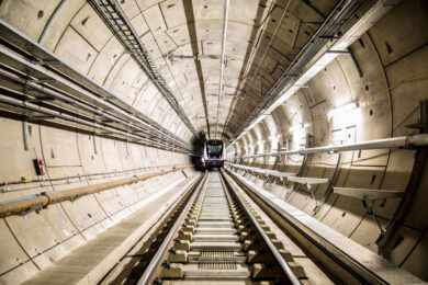 Com “padrão brasileiro” de custo e atraso, nova linha de metrô de Londres abrirá neste mês