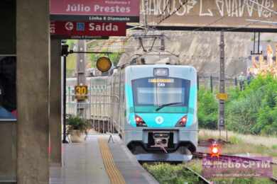 Situações como portas abrindo do lado errado do trem motivam nova multa a ViaMobilidade