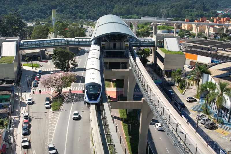 Trem Innovia 300 chega à estação Jardim Colonial