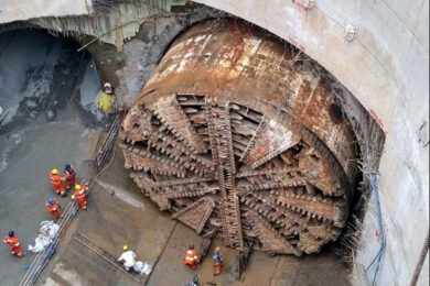 Tatuzão da Linha 6-Laranja que foi inundado por esgoto aparece fora do túnel