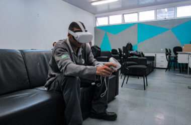 Operador realizando a simulação em realidade virtual (Jean Carlos)