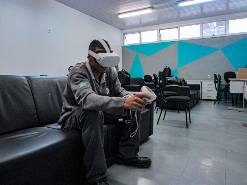 Operador realizando a simulação em realidade virtual (Jean Carlos)