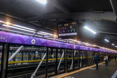 Linha 5-Lilás tem primeira estação com telas que mostram tempo de espera para o próximo trem