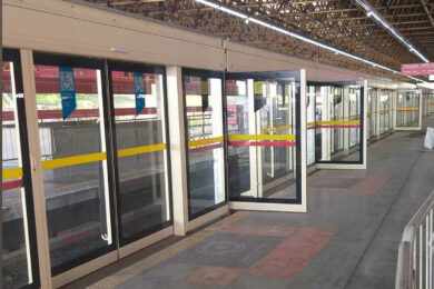 Estação Corinthians-Itaquera tem primeira fachada de portas de plataforma montada