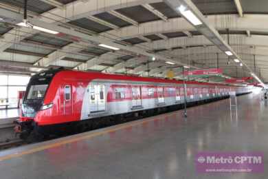 Trem da Linha 13-Jade na estação Aeroporto Guarulhos